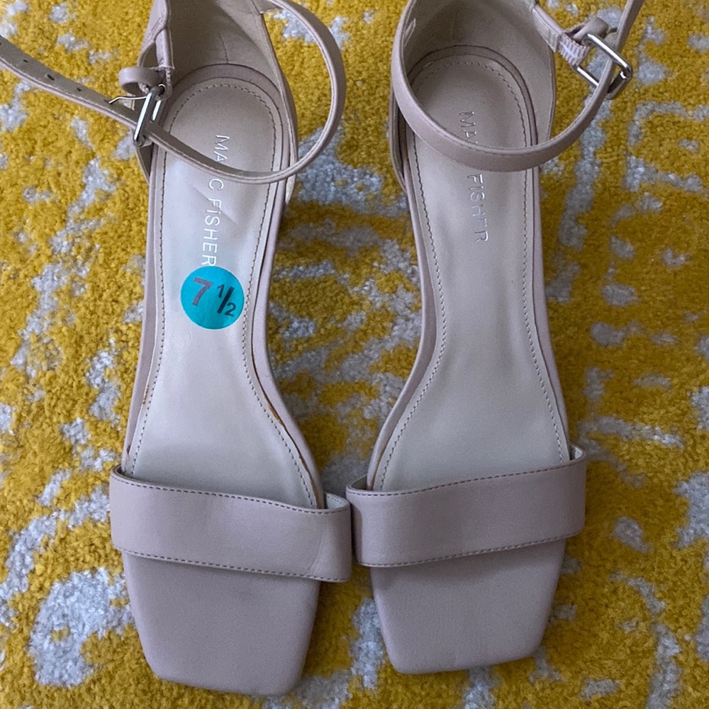 EUC MARC FISHER OCTAGON NUDE HEELS! Size 7.5.